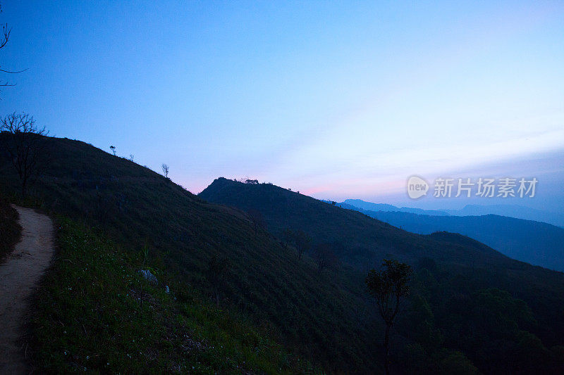 夕阳下的Doi Pha Tang小径